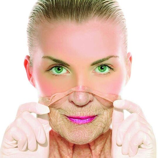 امرأة بالغة تقضي على تجاعيد الوجه بالعلاجات المنزلية