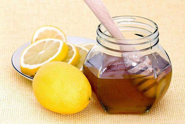 الليمون والعسل من مكونات القناع الذي يعمل على تفتيح وشد بشرة الوجه بشكل مثالي