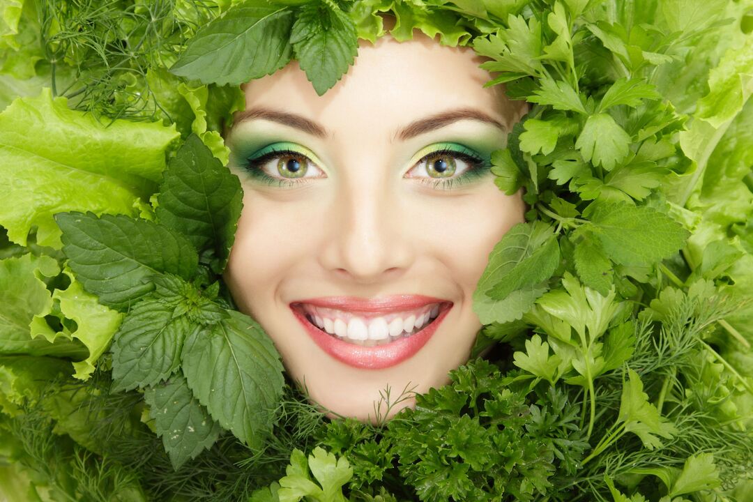 بشرة وجه شابة وصحية وجميلة من خلال استخدام الأعشاب المهدئة